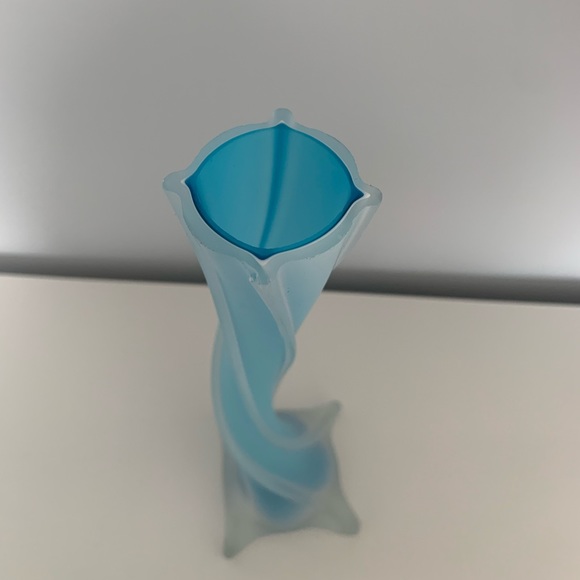 VINTAGE | Twisted Light Blue Glass Vase - Picture 4 of 6